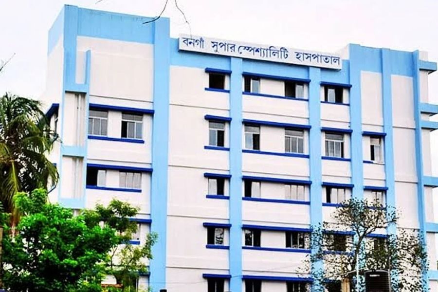 आधार कार्ड नहीं होने पर अस्पताल ने भर्ती नहीं लिया? बंगाल के बनगांव में गेट के बाहर बीमार बुजुर्ग महिला की मौत