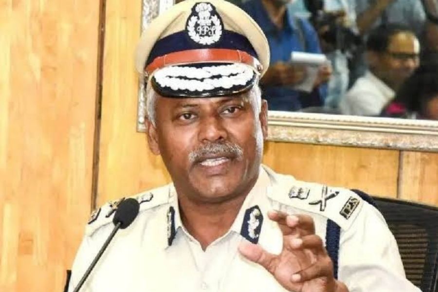 बारिश में बाइक फिसलने के बाद चिंघाटाटा फ्लाईओवर से हटाया गया पेंट
